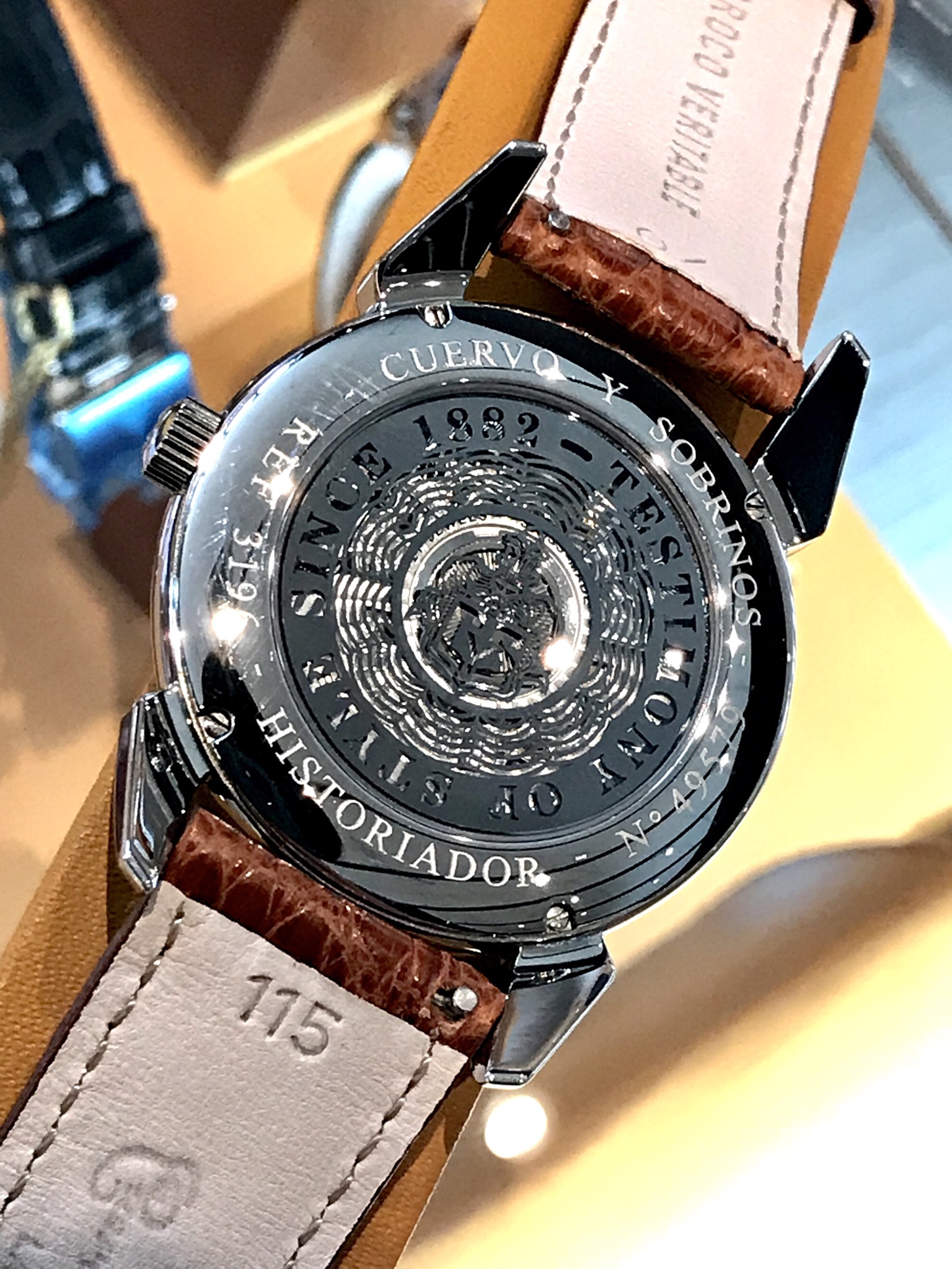 クエルボ イ ソブリノス【ヒストリアドール GMT】｜個性派時計を長野市で