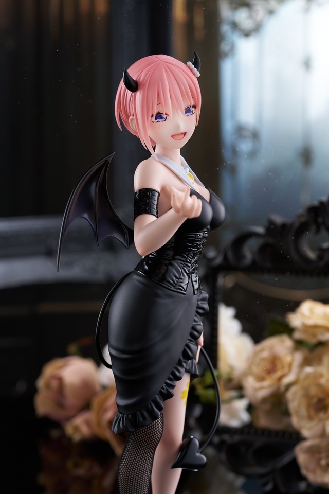 五等分の花嫁」一花、二乃、三玖が“セクシー小悪魔”で誘惑!? 網タイツ