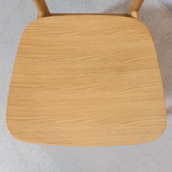 人気の無印良品(MUJI)のオーク材を使用したラウンドチェアーです。北欧