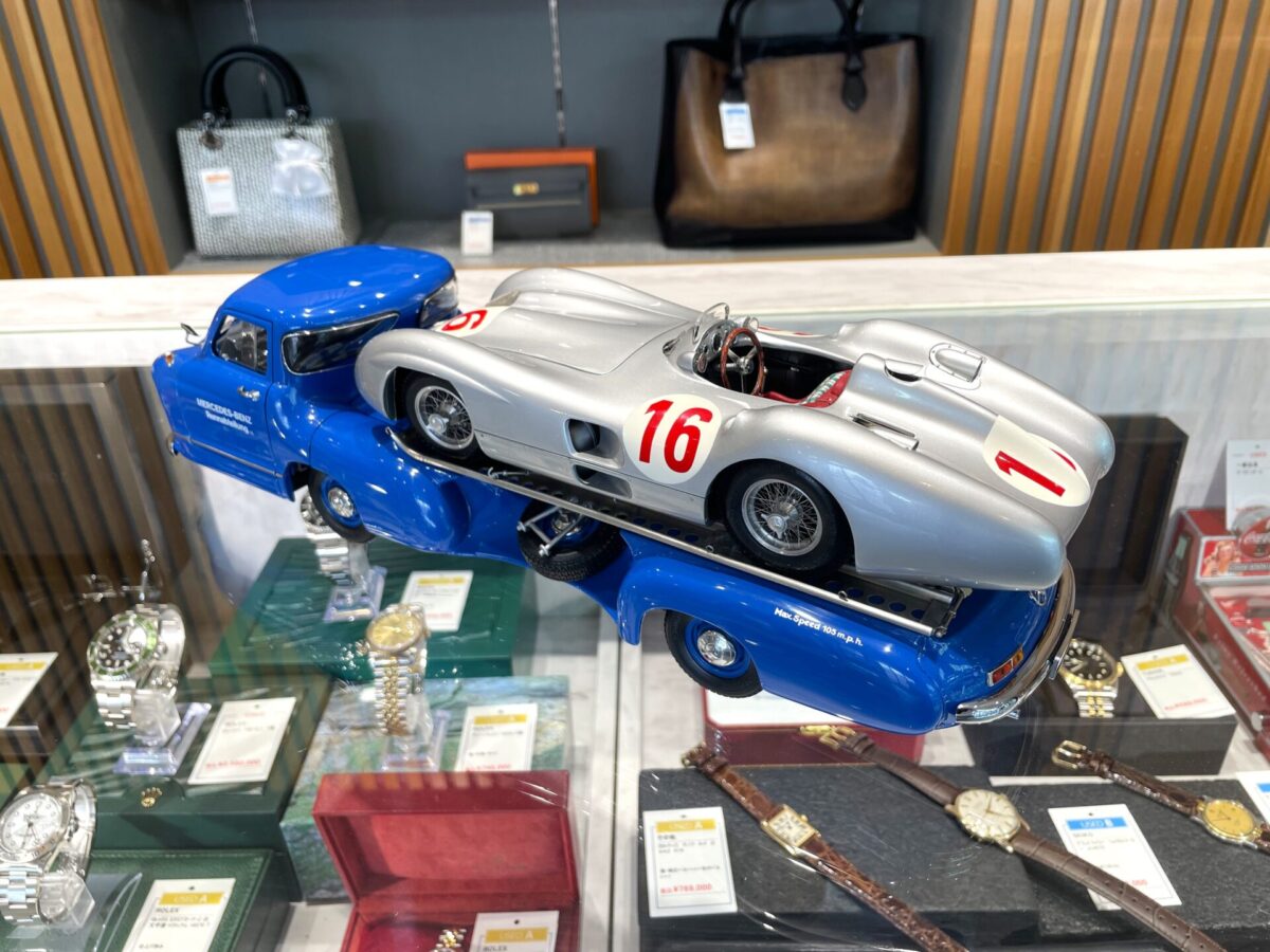 CMC社製メルセデス・ベンツ・W196R＆RENNトランスポーター 1/18ダイ