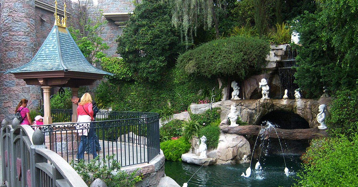 Disneyland's Snow White Grotto Employs an Old Trick | Snopes.com