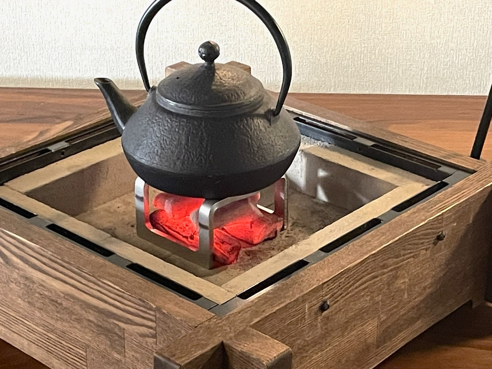 雨の日も、晴れの日も、楽しめる、運べる囲炉裏【CHIRORI】が