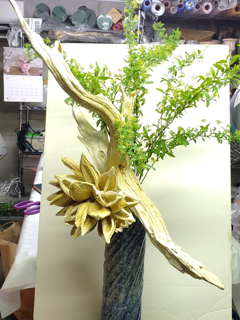 流木を浮かすようにしてみる花展へ(いけばな) | 八王子の花教室