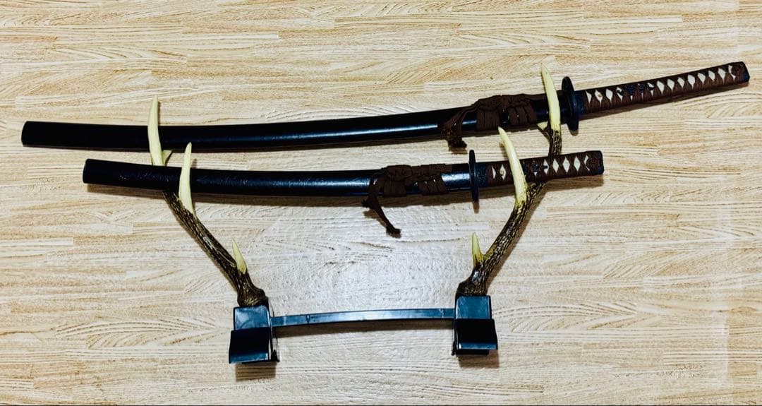 日本刀　模造刀　台付き　2本セット 楽天市場】模造刀用 刀掛け 木台(2本掛け) 木製 : 龍祥本舗