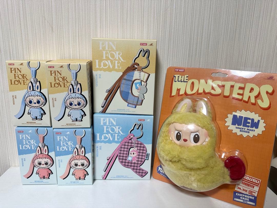 POPMARTラブブイニシャルぬいぐるみ& Wacky Mart セット POP MART（ポップマート） POP MART THE MONSTERS PIN FOR LOVE