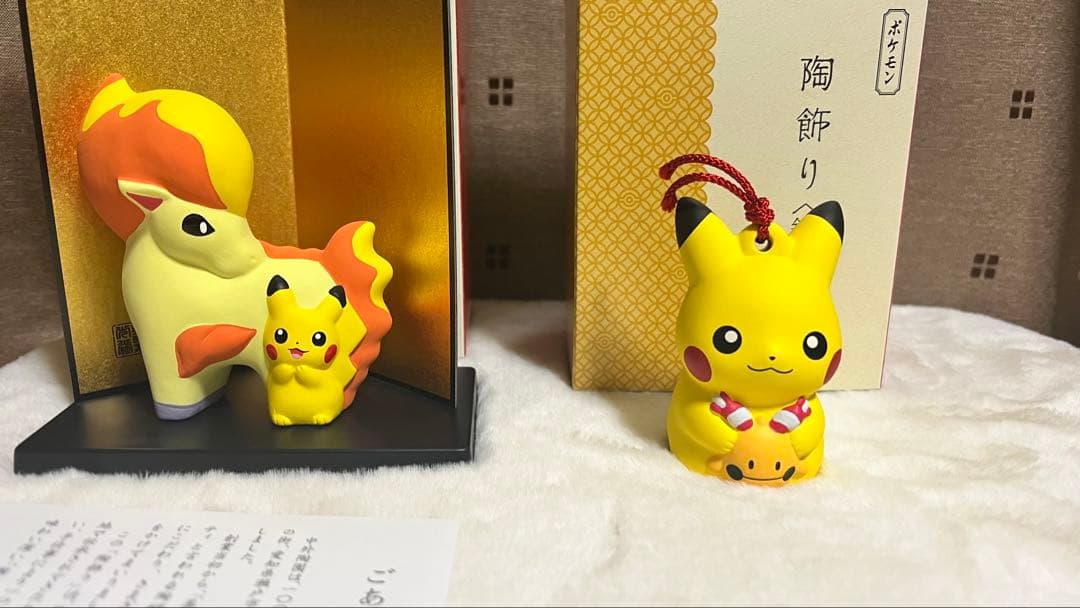 陶飾り ピカチュウとポニータ　 陶飾り＜鈴＞ピカチュウ ピカチュウとポニータ、リーシャンの「陶飾り」が、ポケモンセンターに