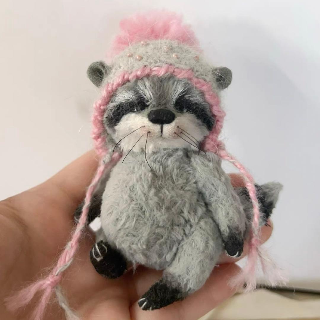 ボンボン帽子のアライグマ アーティストベア 海外作家様 ハンドメイド ロシア NICOBO（ニコボ）のアクセサリーハンドメイド ○ニコボくまちゃんの