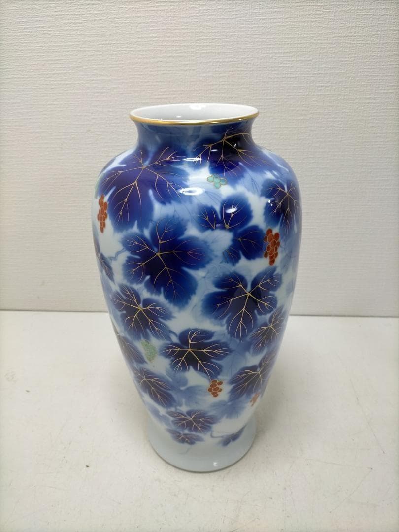 藍染調 金彩 葡萄文 大型 花瓶 壺 飾壺 和風 陶磁器　青　251217-4Y 宮内庁御用達 深川製磁 金彩瑠璃葡萄文 花瓶 花器 金彩 FUKAGAWA 高級