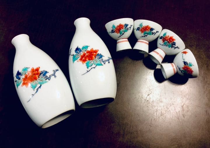 十三代 柿右衛門 錦 草花文 酒器 徳利猪口セット 骨董品 十三代 柿右衛門 錦 草花文 酒器 徳利猪口セット 骨董品