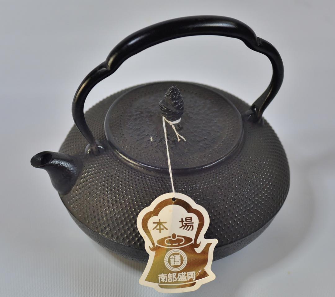 値下げ、南部鉄瓶　岩鋳造小ぶりな鉄瓶【極上品】囲炉裏　お茶道具 送料無料】 鉄瓶 平六アラレ 黒焼付 14型 1300ml（1.3L） / 岩鋳 南部