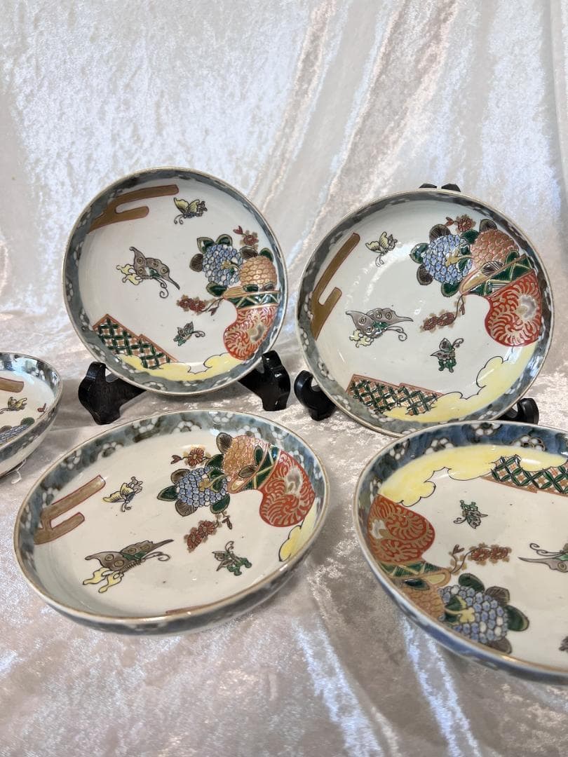 金彩色絵蝶と紫陽花紋５寸皿　伊万里焼　明治　５枚組 明治時代 古伊万里 肥蝶山 金襴色絵 風俗図 双孔雀図 花尽くし 20.3cm