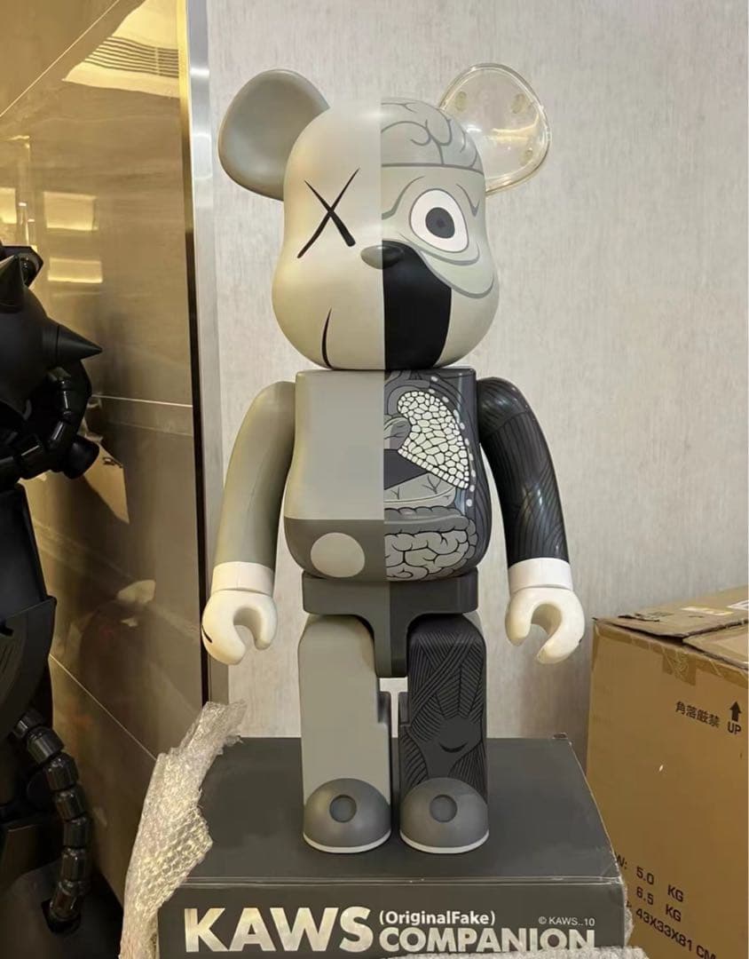 正規品　ベアブリック1000% 人体模型 カウズ kaws フィギュア カウズ KAWS ×MEDICOM TOY BE＠RBRICK 100% COMPANION 人体模型ベア