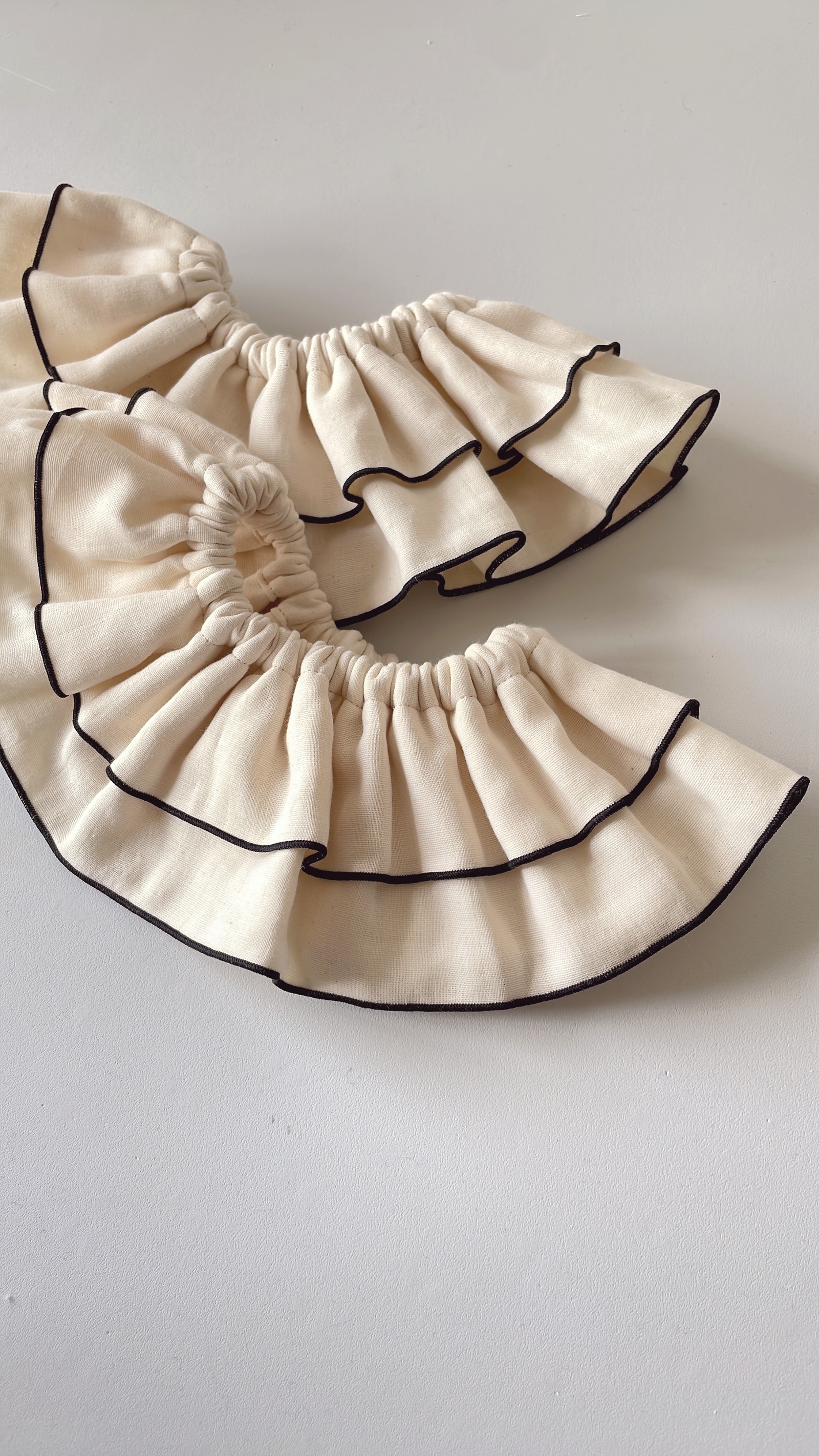 𝗇𝖾𝗐 （ kinari frill bib 🖤. ） フリル スタイ 男の子 女の子